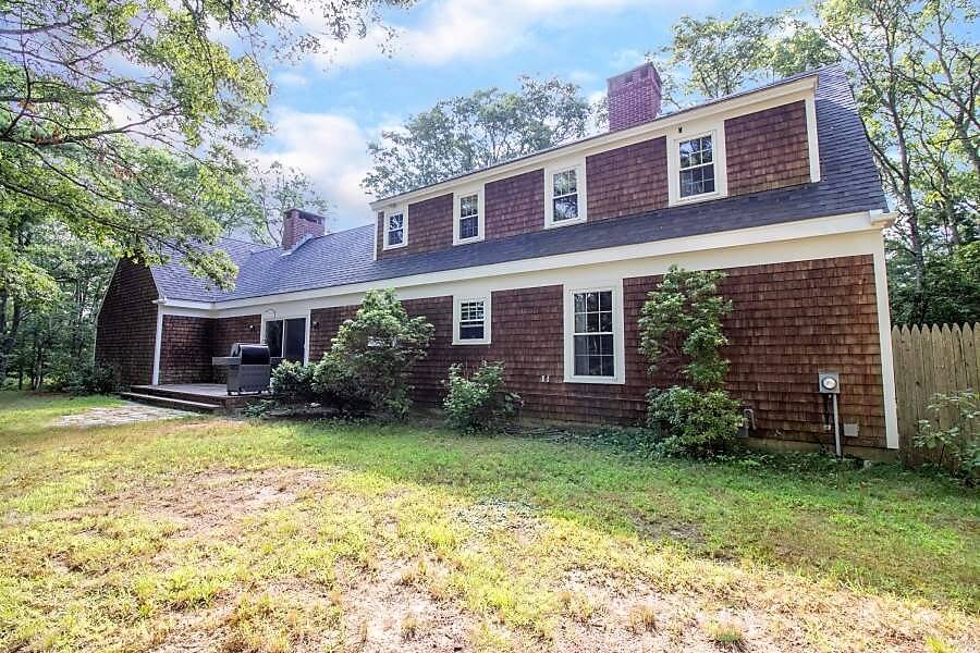 Avail. JAN 1ST. 2021 Large Cape Style House With 2 Car Garage, Abutting